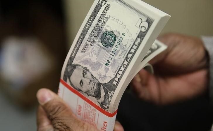El dólar avanza al alza; Funcionarios de la Fed ofrecen señales mixtas por Investing.com